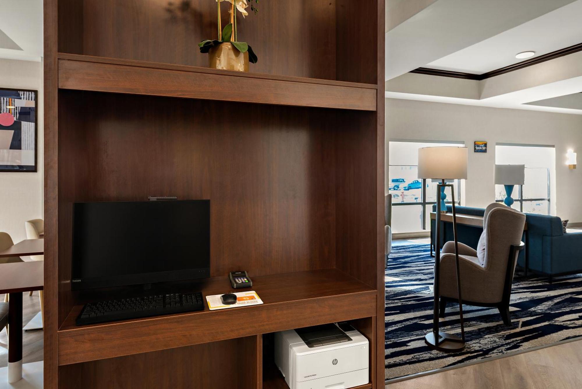 Comfort East Broad Hotel 3*