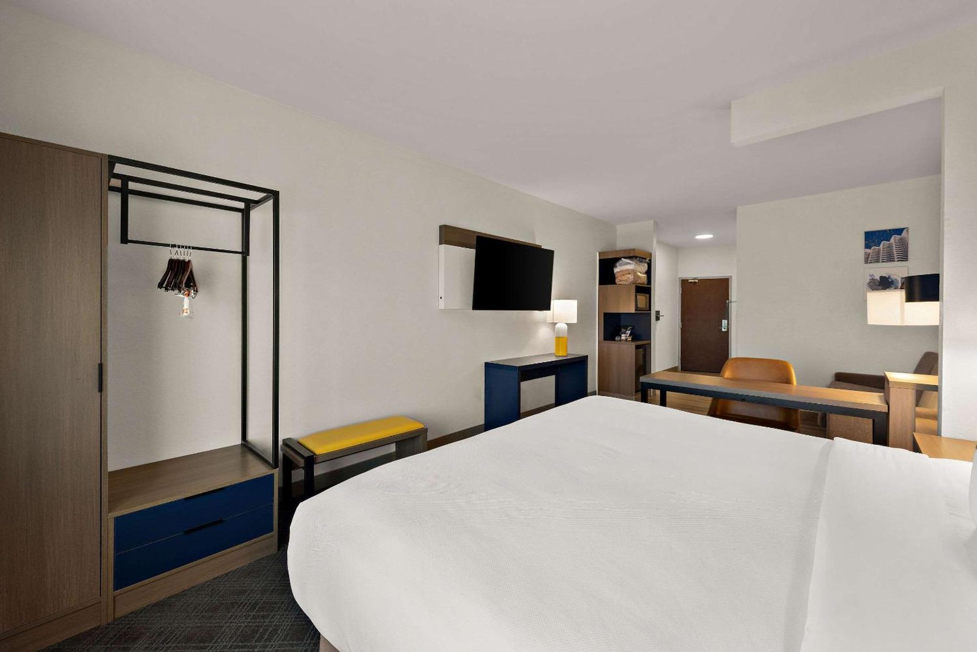 Comfort East Broad Hotel