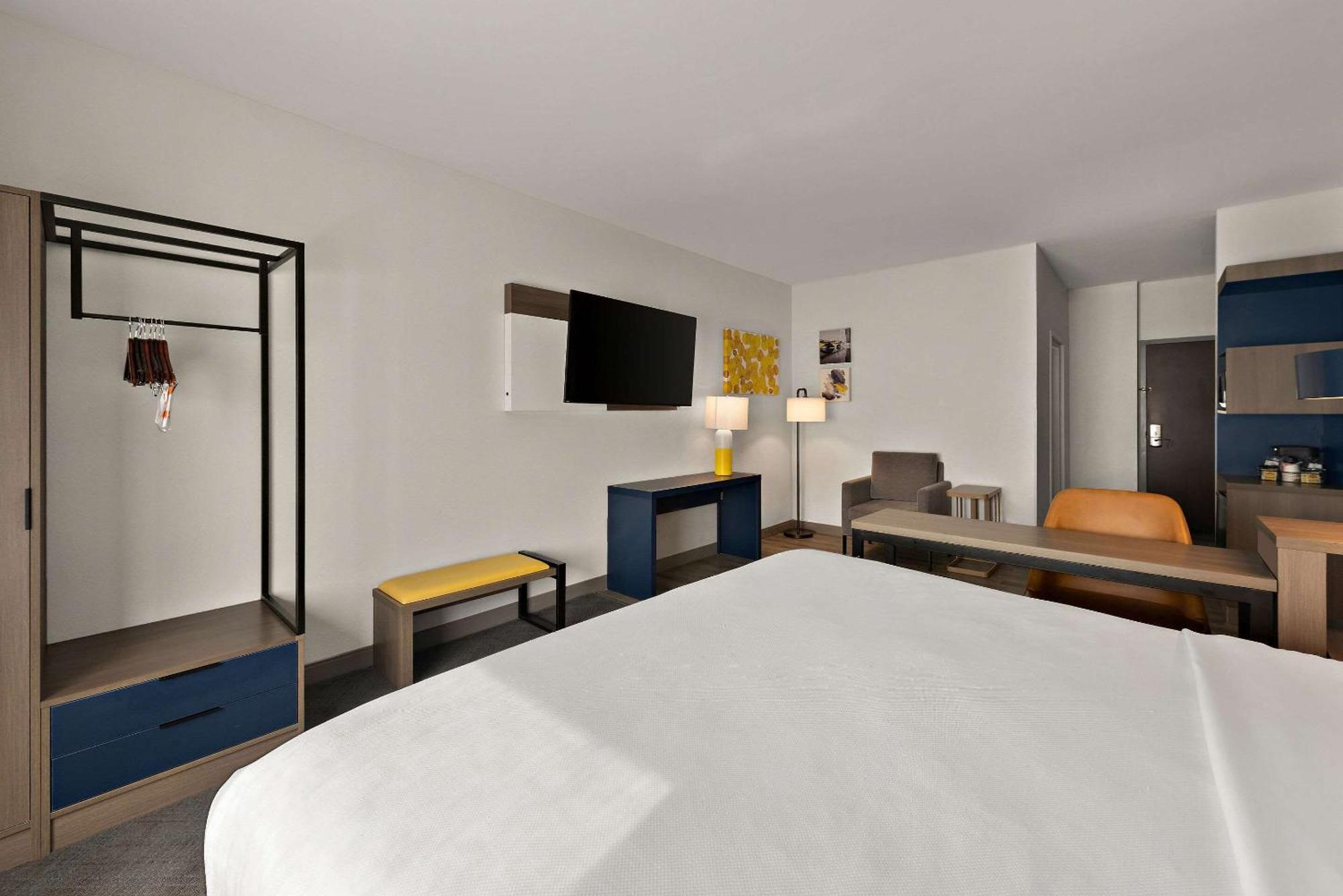 Comfort East Broad Hotel 3*