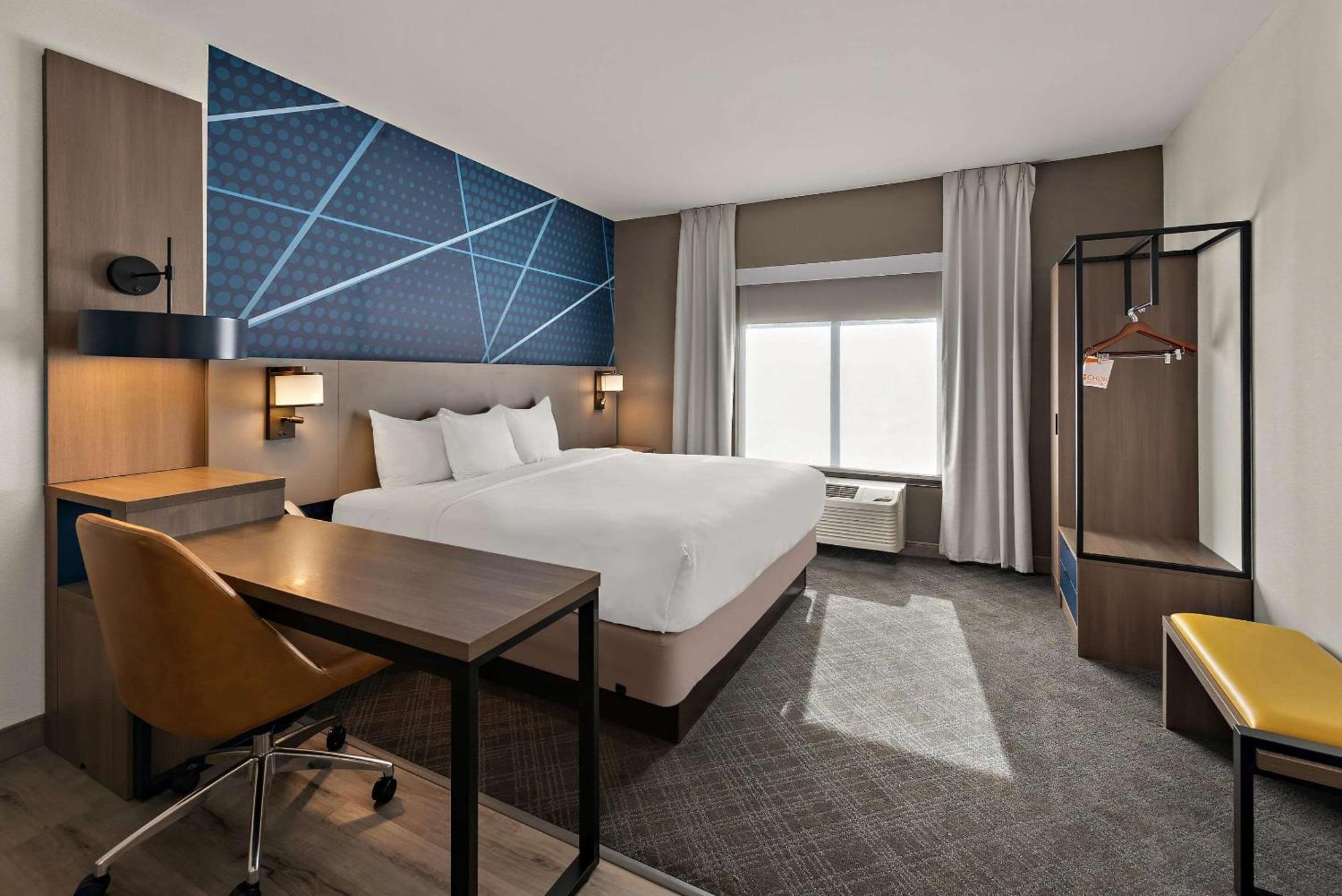 Comfort East Broad Hotel