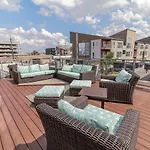 Luxury Lofted 1 Bed Unit With Hot Tub And Pool