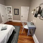 2 Bedroom Totally Renovated And Chic