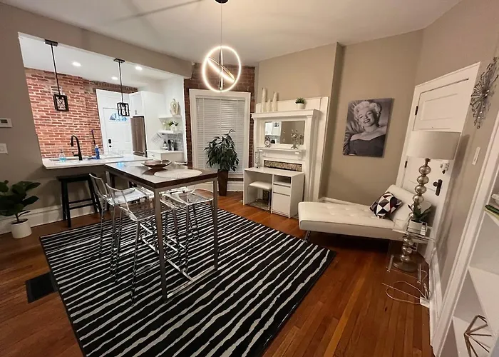 2 Bedroom Totally Renovated And Chic