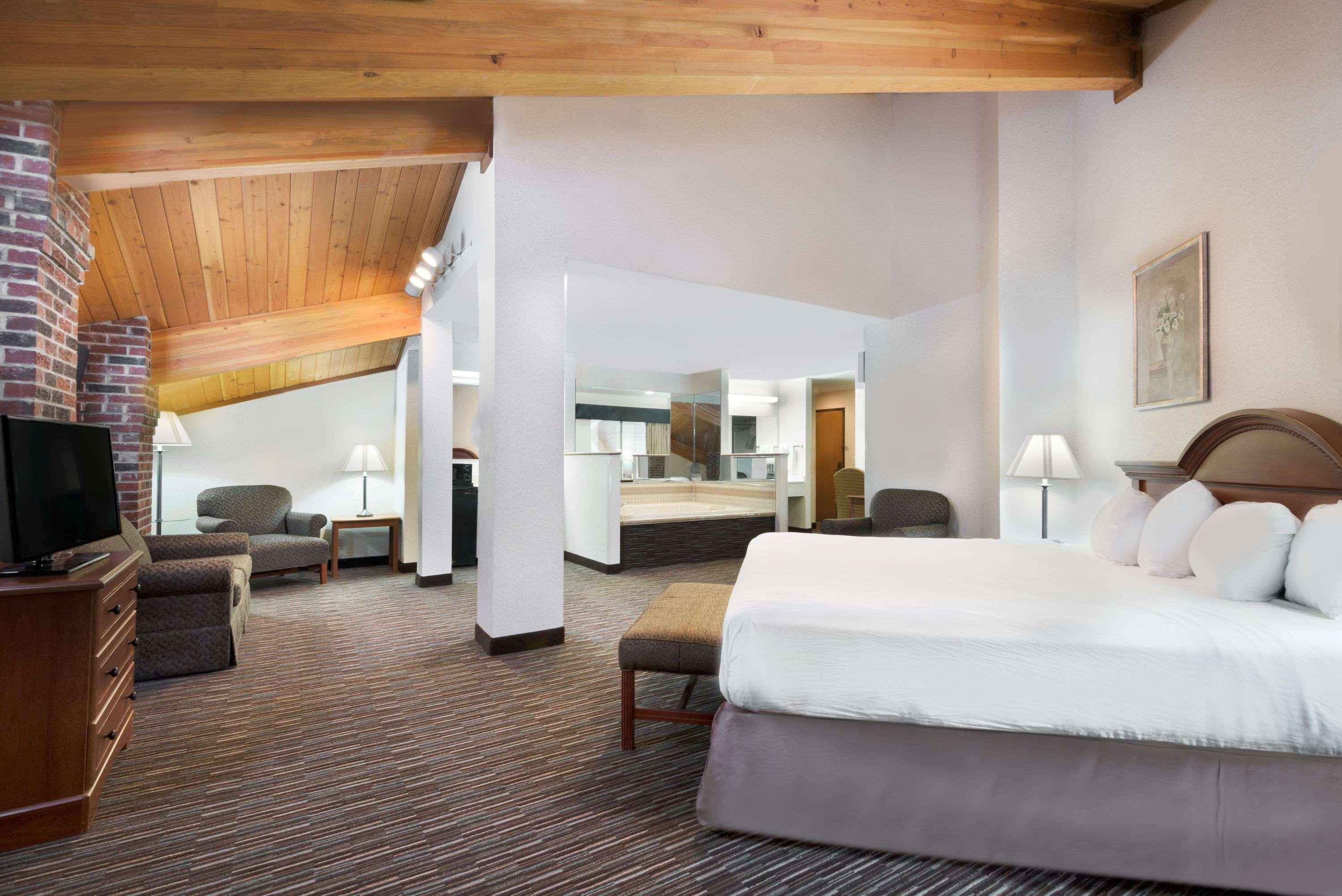 Hotel Baymont By Wyndham Columbus/rickenbacker 3*