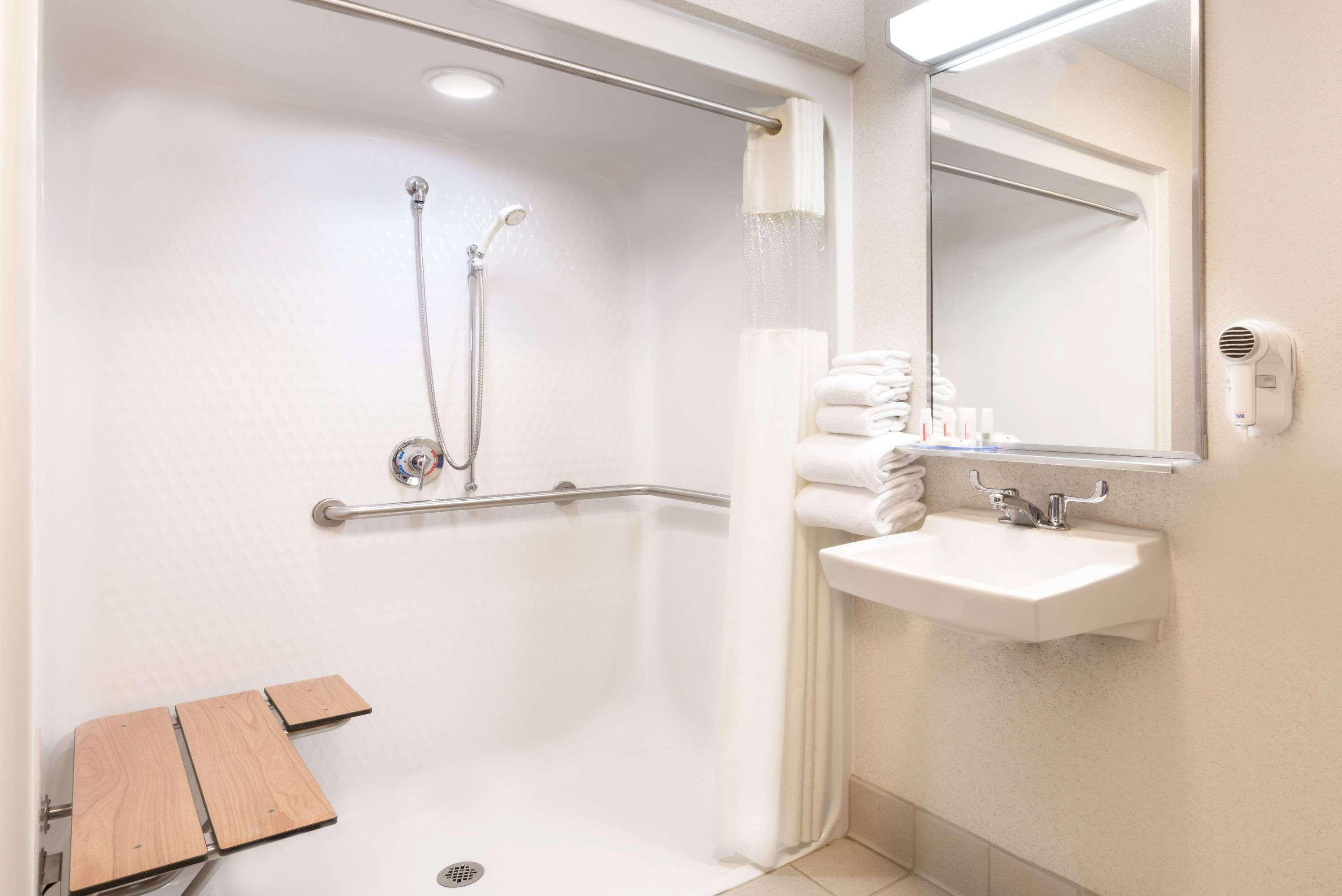 Hotel Baymont By Wyndham Columbus/rickenbacker Columbus