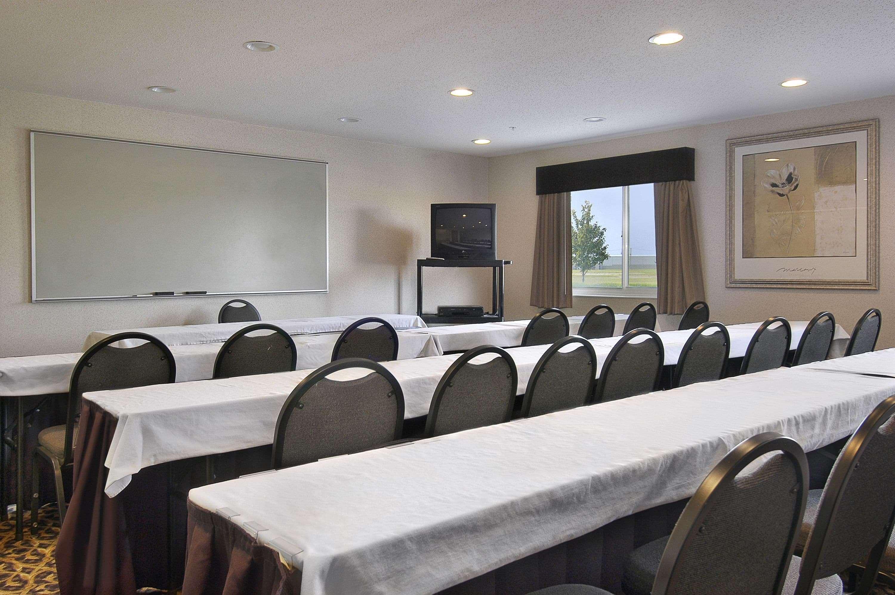 Baymont By Wyndham Columbus/rickenbacker Hotel