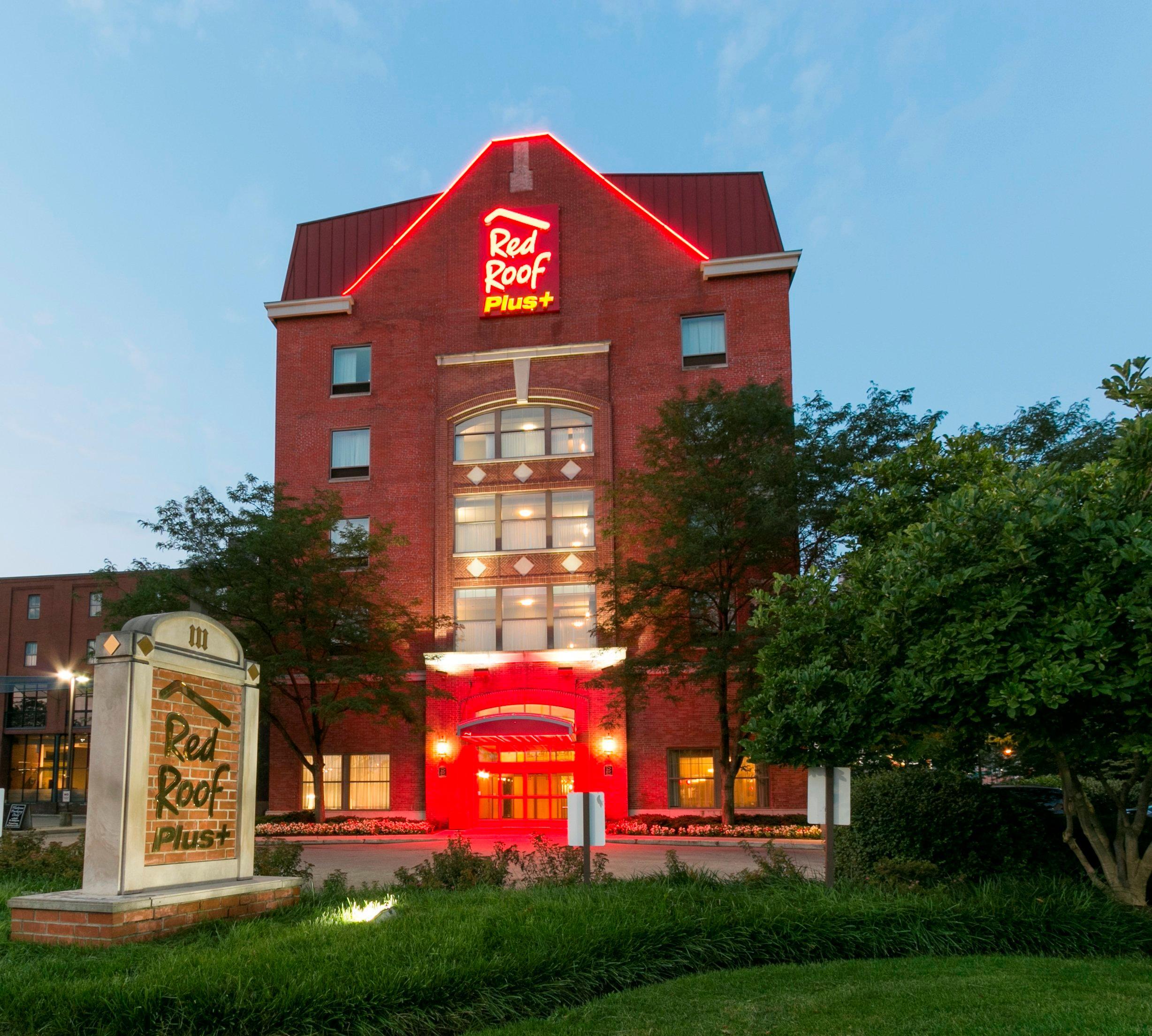 Red Roof Plus+ Downtown - Convention Center Hotel 3*
