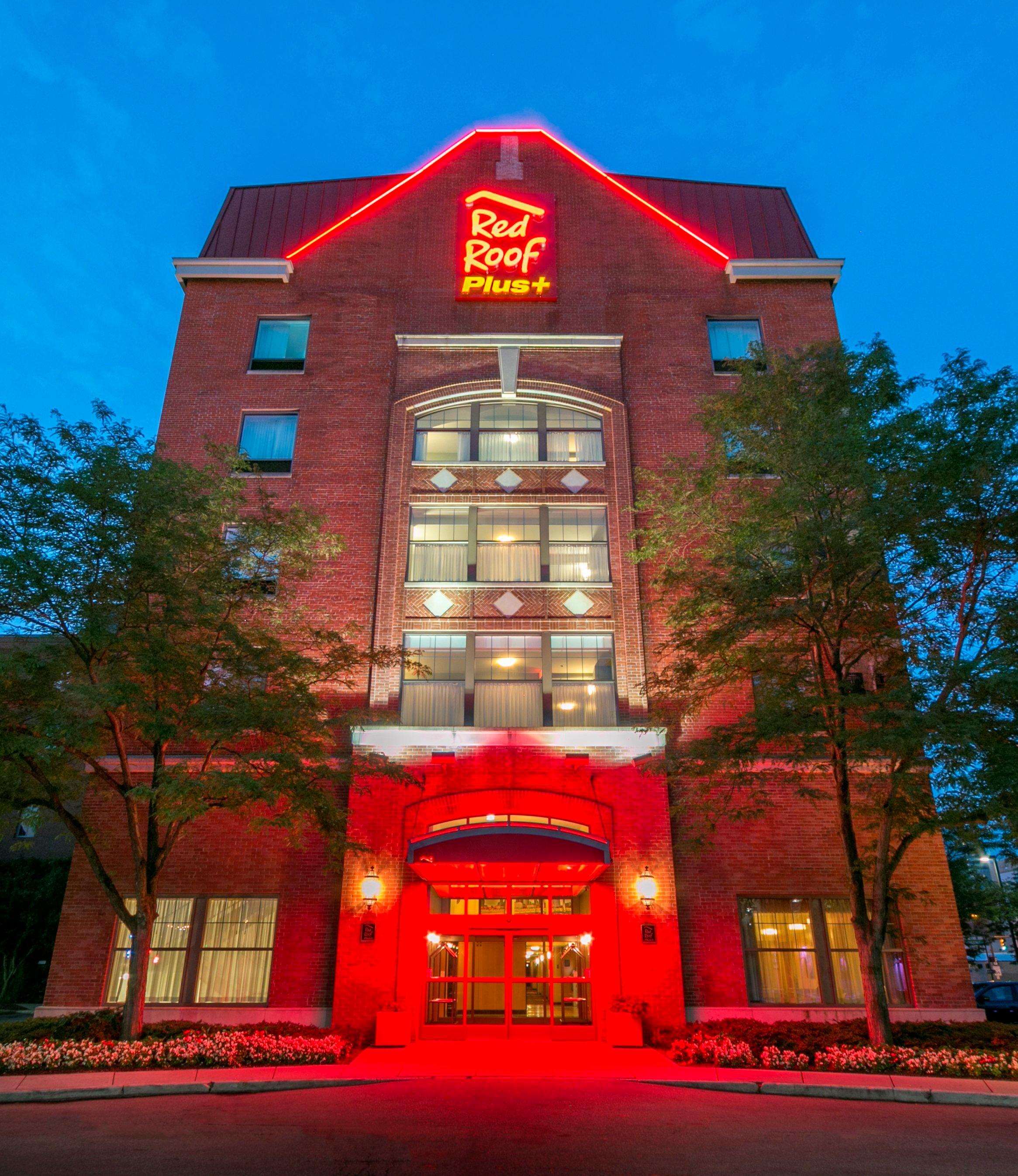 Hotel Red Roof Plus+ Downtown - Convention Center 3*