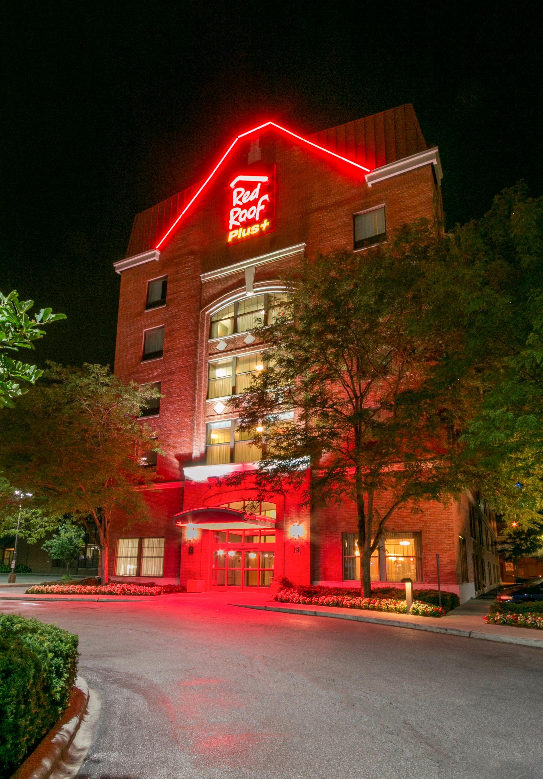 Hotel Red Roof Plus+ Downtown - Convention Center 3*