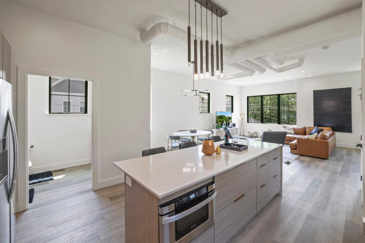 The Elegant Estate - Modern In *