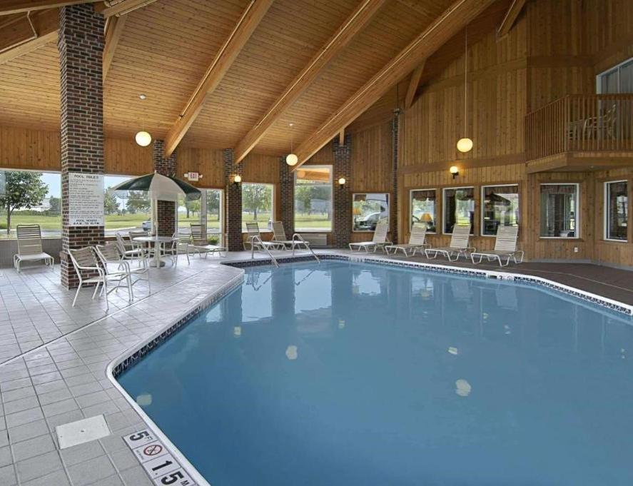 Baymont By Wyndham Columbus/rickenbacker Hotel 3*
