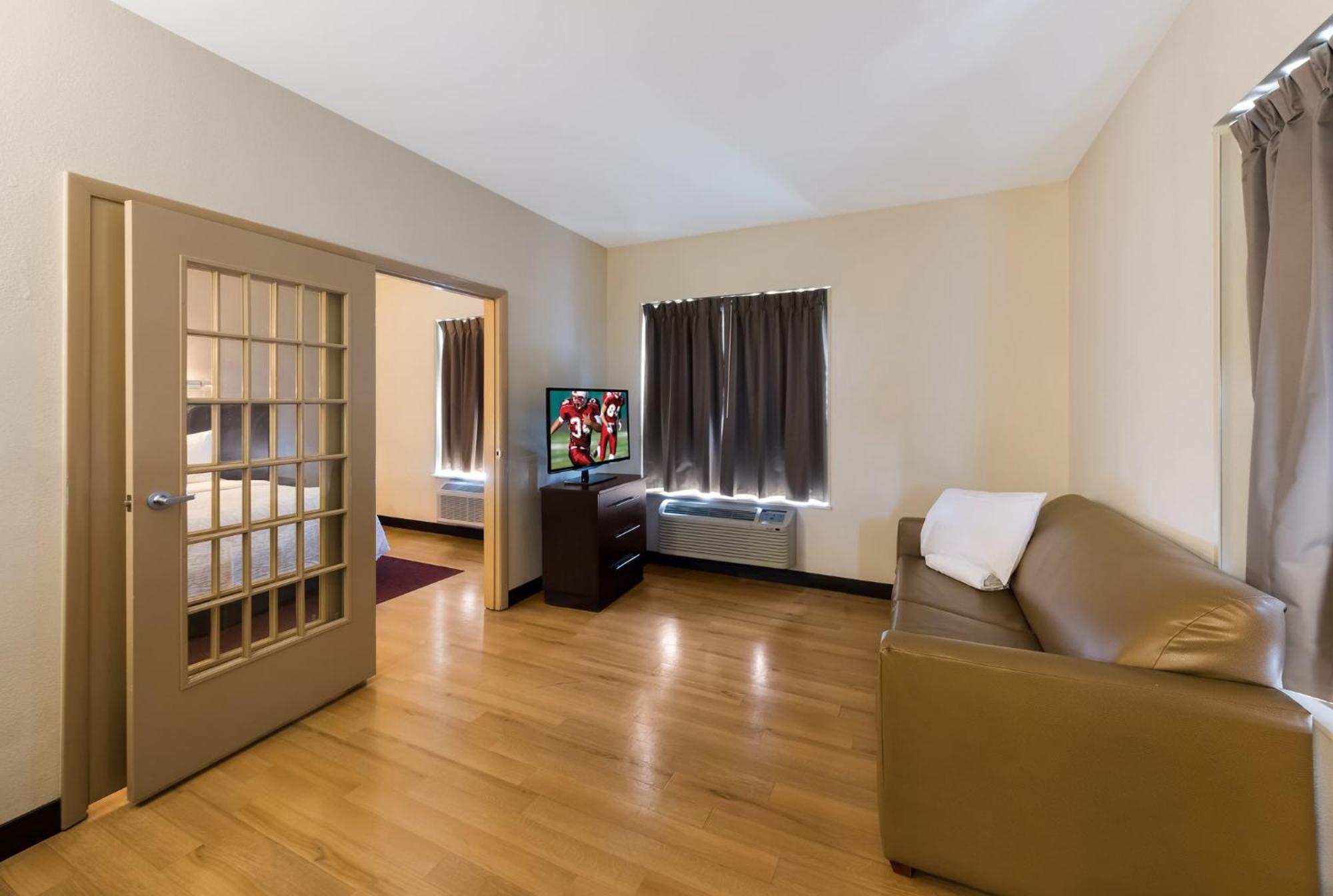 Hotel Red Roof Plus+ Downtown - Convention Center 3*