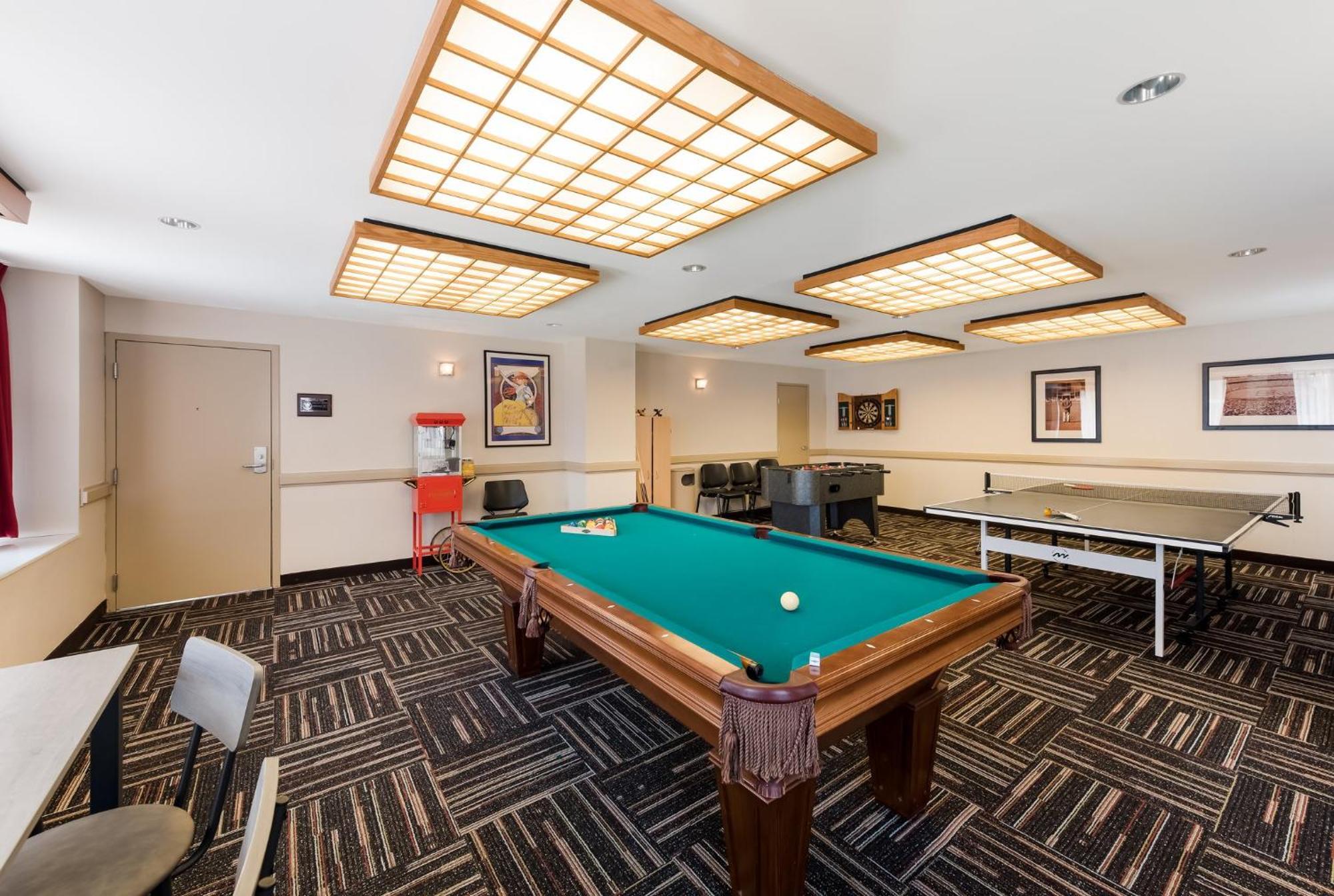 Hotel Red Roof Plus+ Downtown - Convention Center 3*