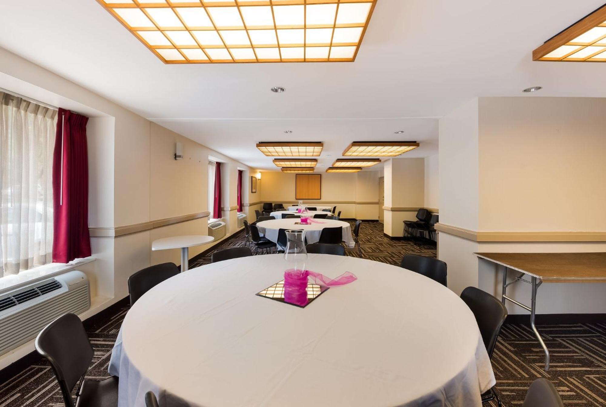 Red Roof Plus+ Downtown - Convention Center 3* Columbus