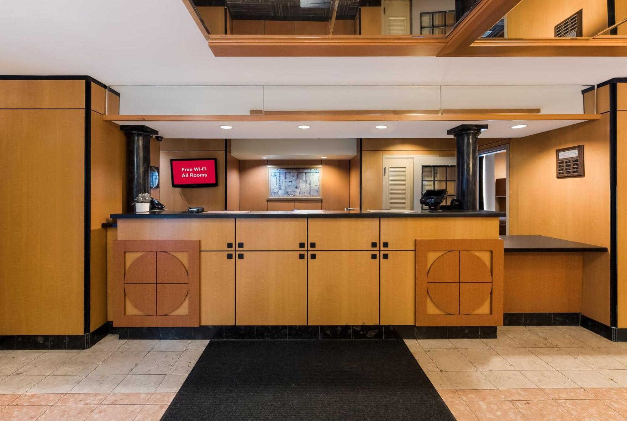 Hotel Red Roof Plus+ Downtown - Convention Center 3*