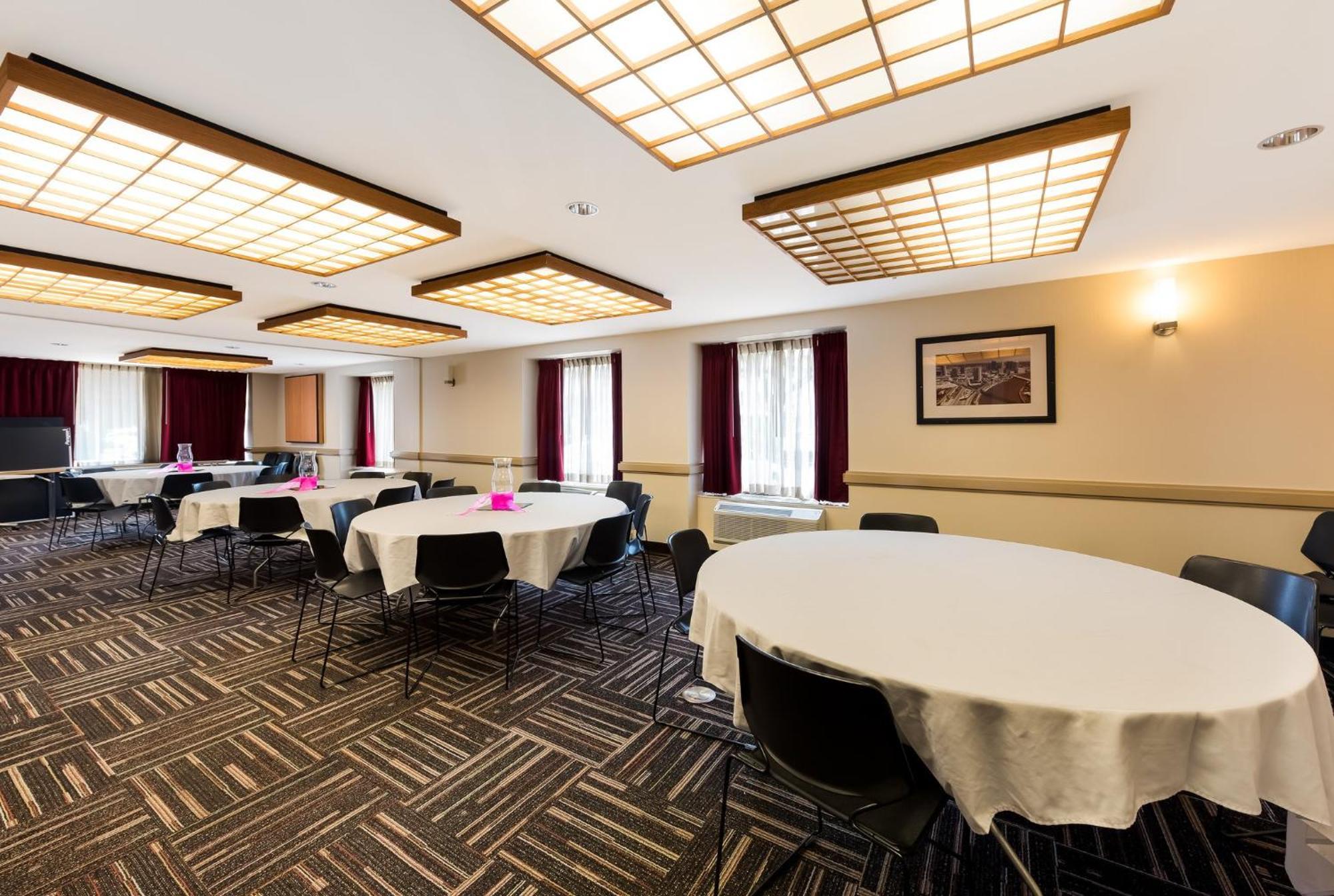 Red Roof Plus+ Downtown - Convention Center Hotel 3*
