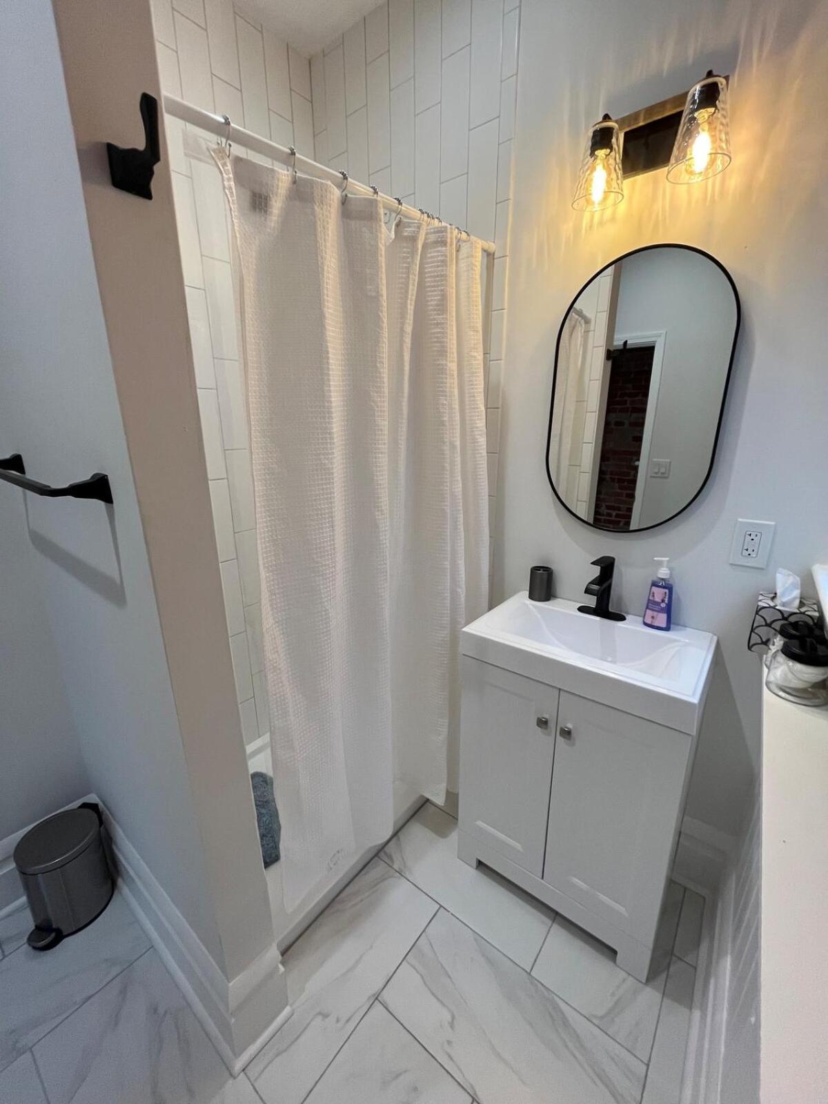 2 Bedroom Totally Renovated And Chic *