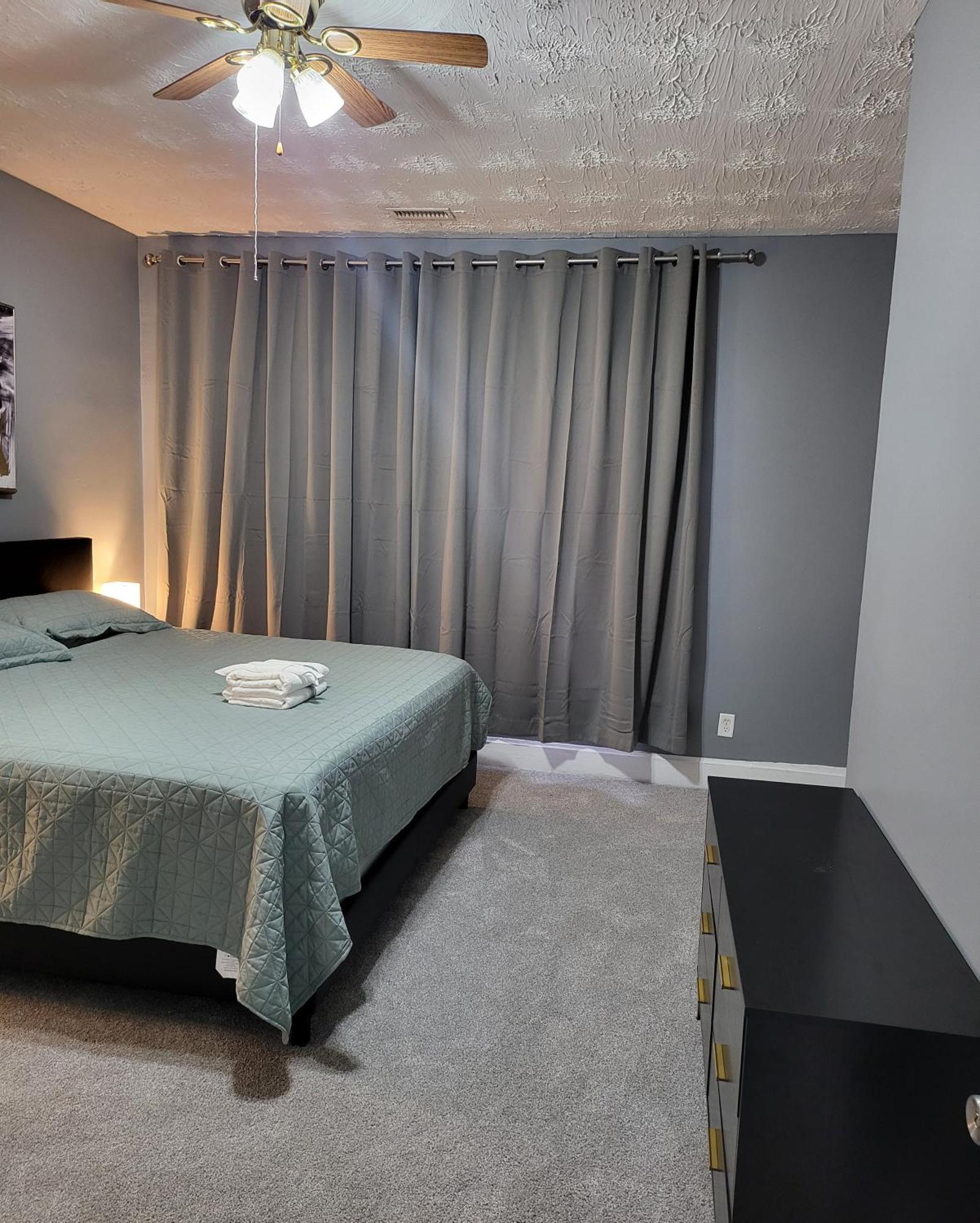 Homestay Private King Bedroom, Downtown Columbus