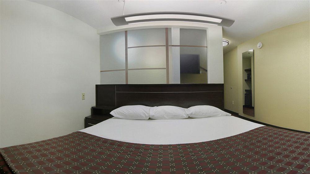 Hotel Red Roof Plus+ Downtown - Convention Center 3*