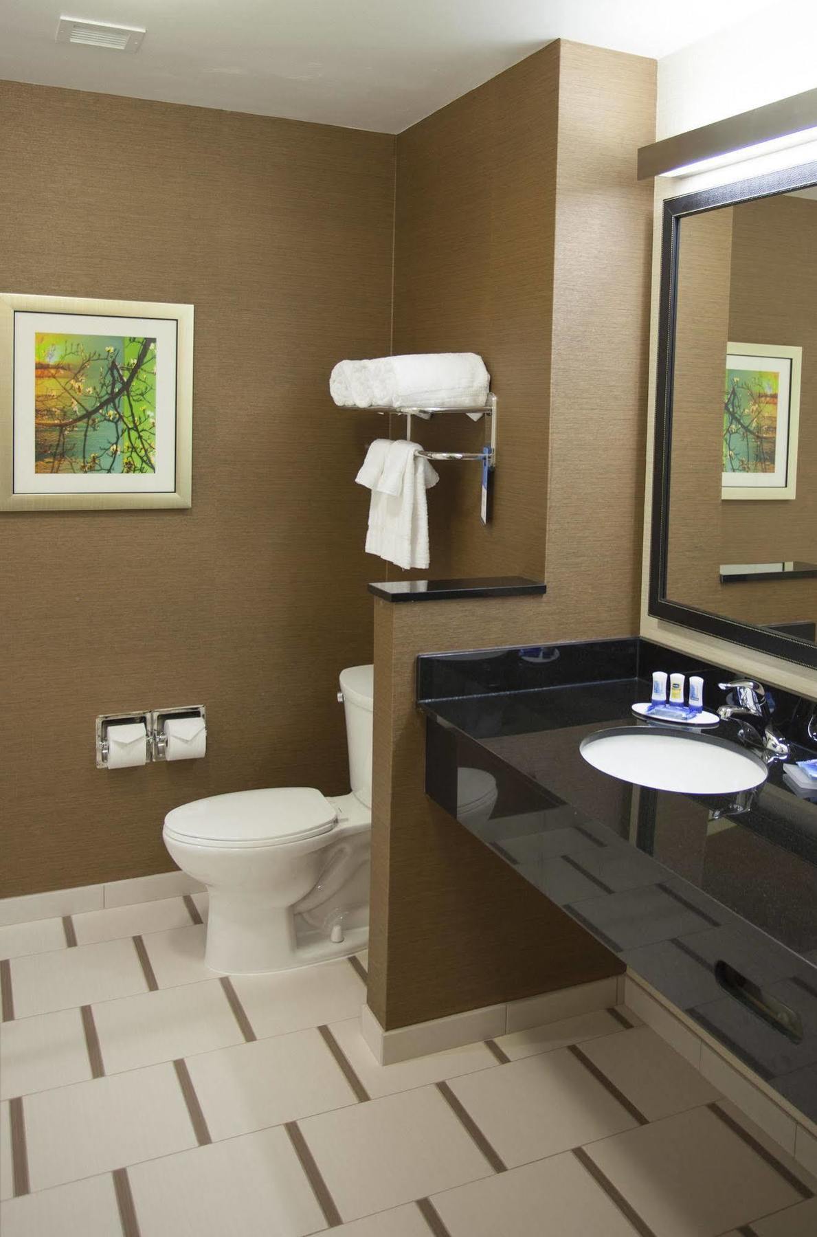 Hotel Fairfield & By Marriott Airport 3*