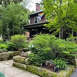 Mike & Allen\'S Place On The Park_1