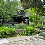 Mike & Allen\'S Place On The Park_1