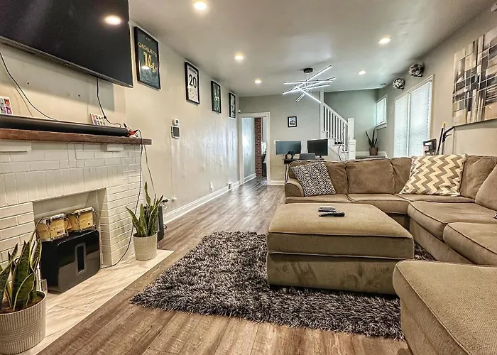 Modern Luxe 3Br 1Ba With Bar 7