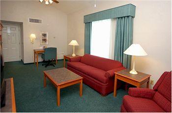 La Quinta By Wyndham Airport Area Hotel 3*