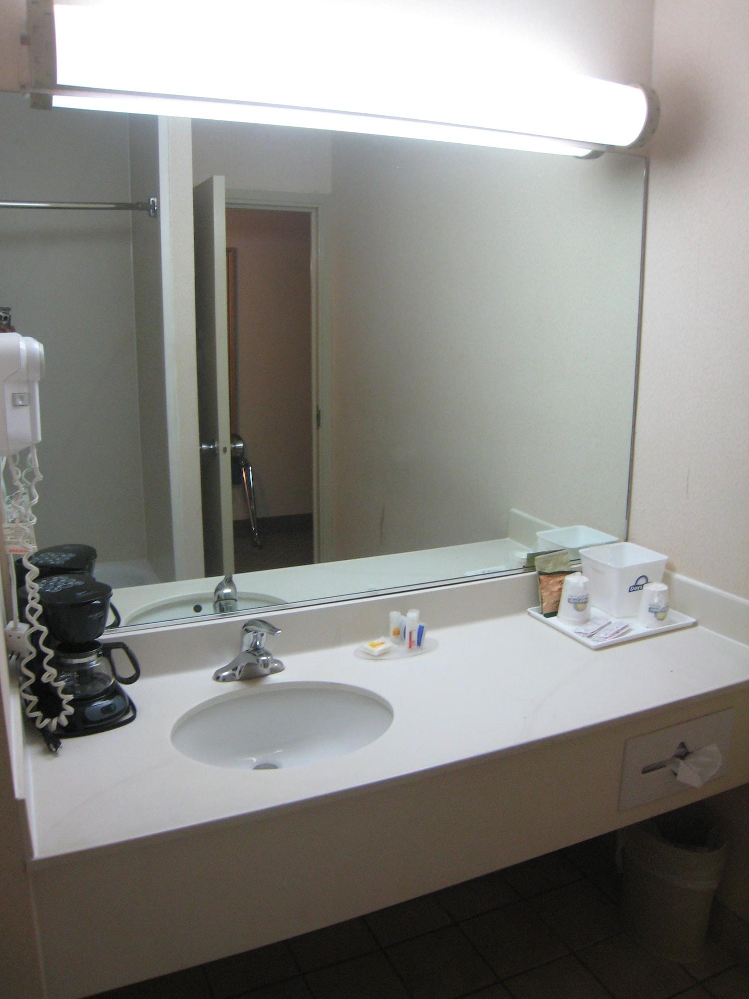 Hotel Days By Wyndham Airport 3*