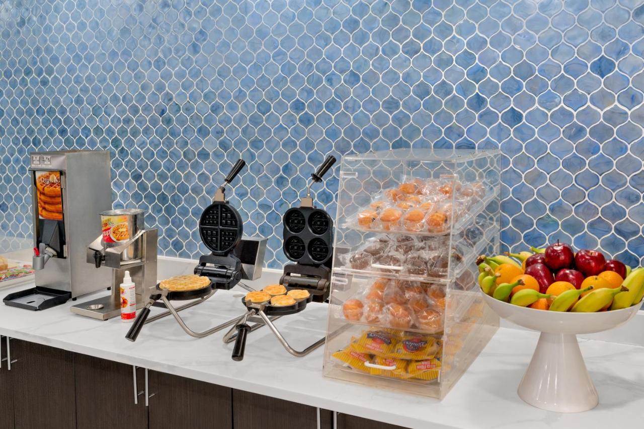 La Quinta By Wyndham Airport Area Hotel 3*