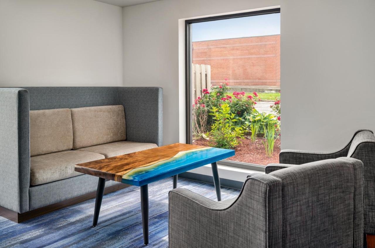 La Quinta By Wyndham Airport Area Hotel