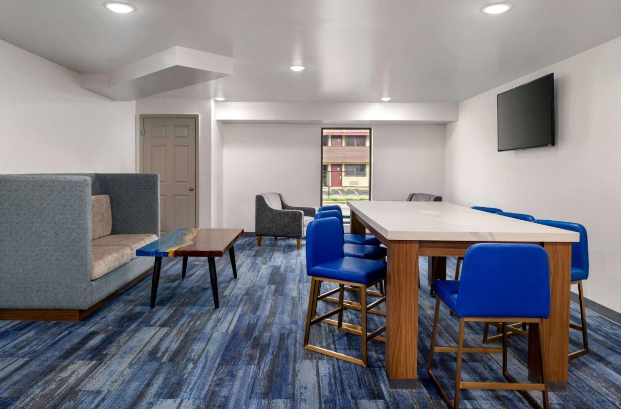 La Quinta By Wyndham Airport Area Hotel 3*