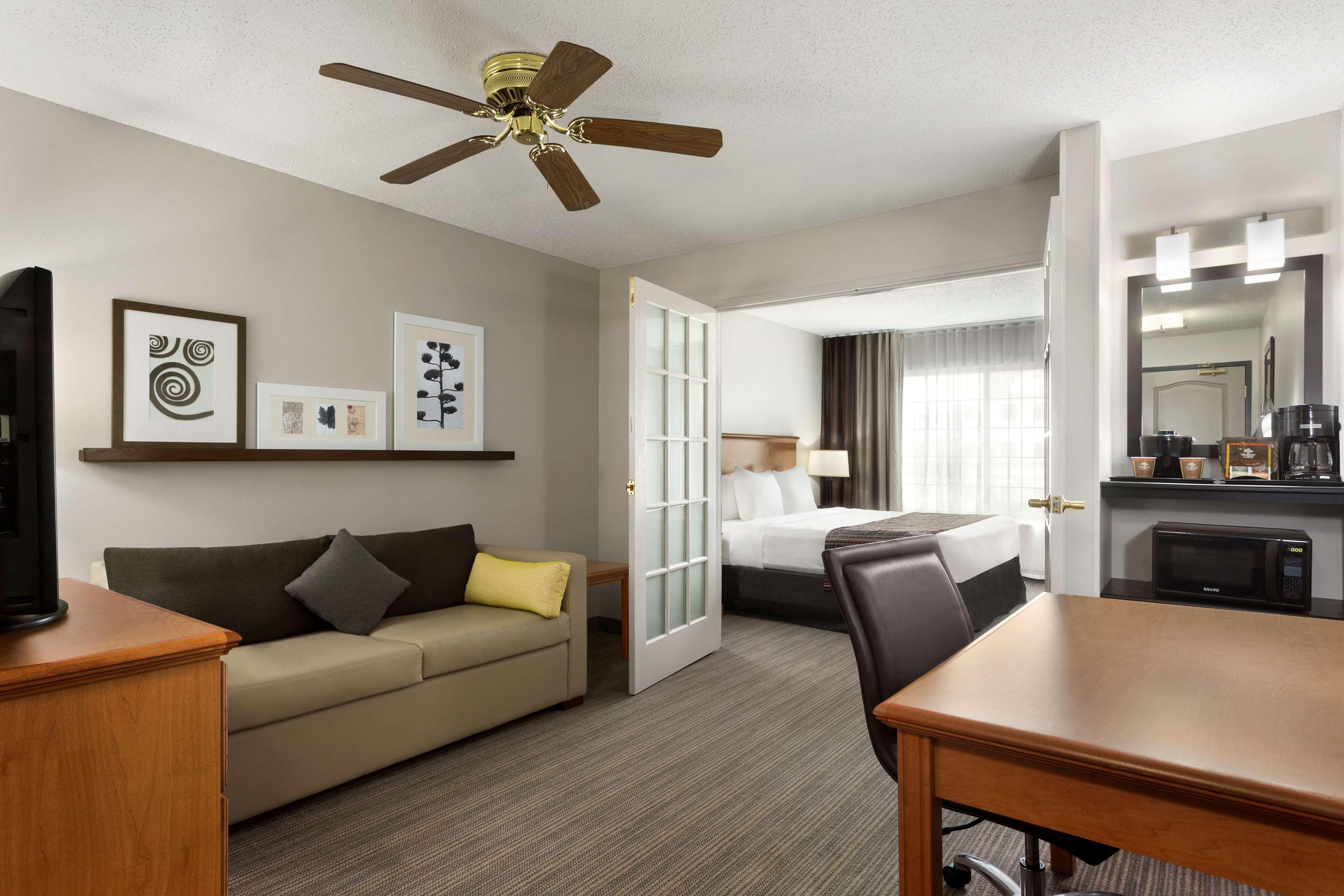 Country & By Radisson, Airport, Oh