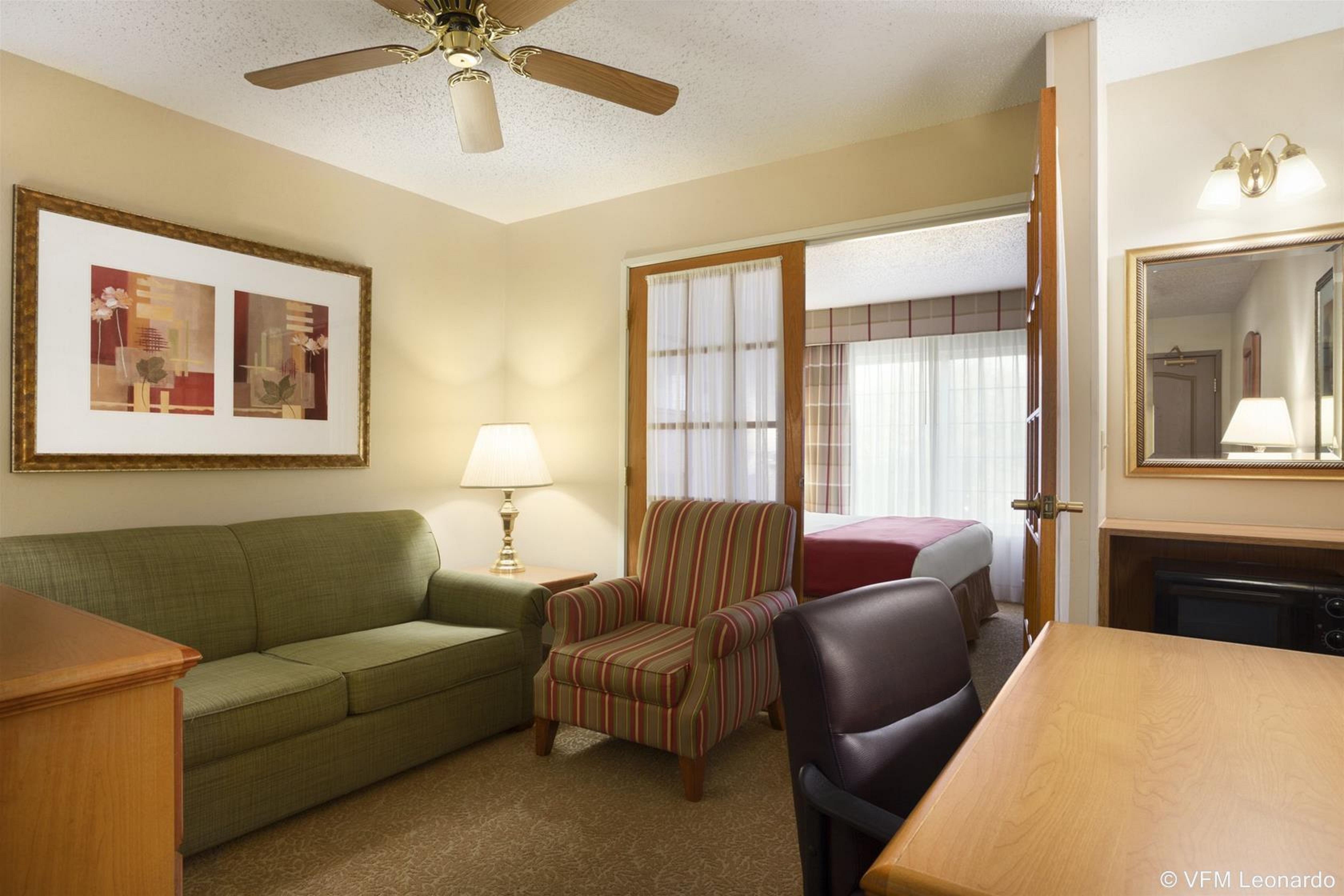Hotel Country & By Radisson, Airport, Oh 3*