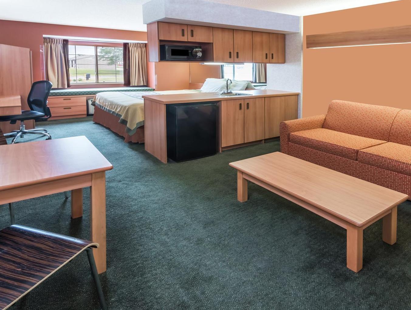 Super 8 By Wyndham West