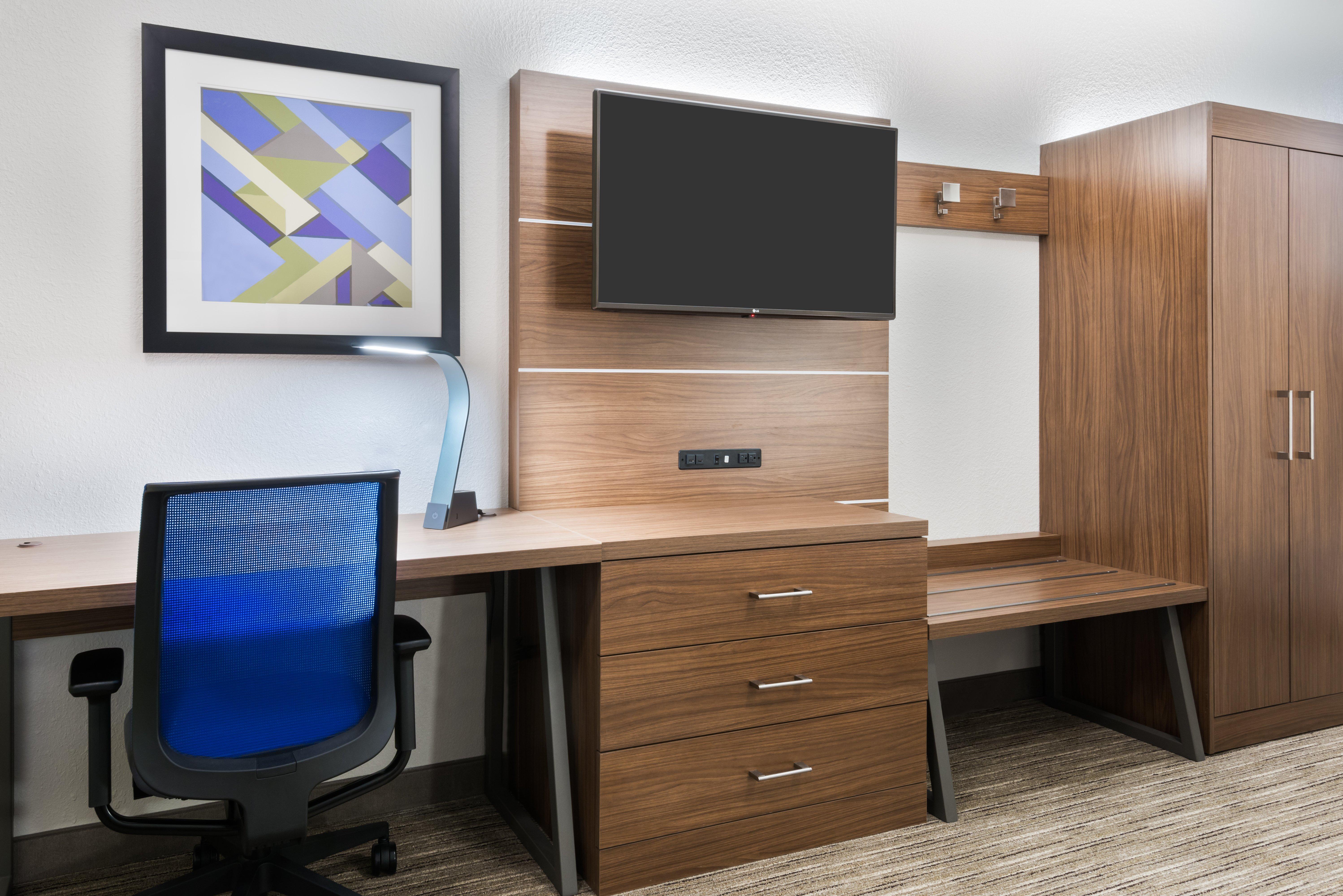 Express & - Airport East By Ihg Hotel