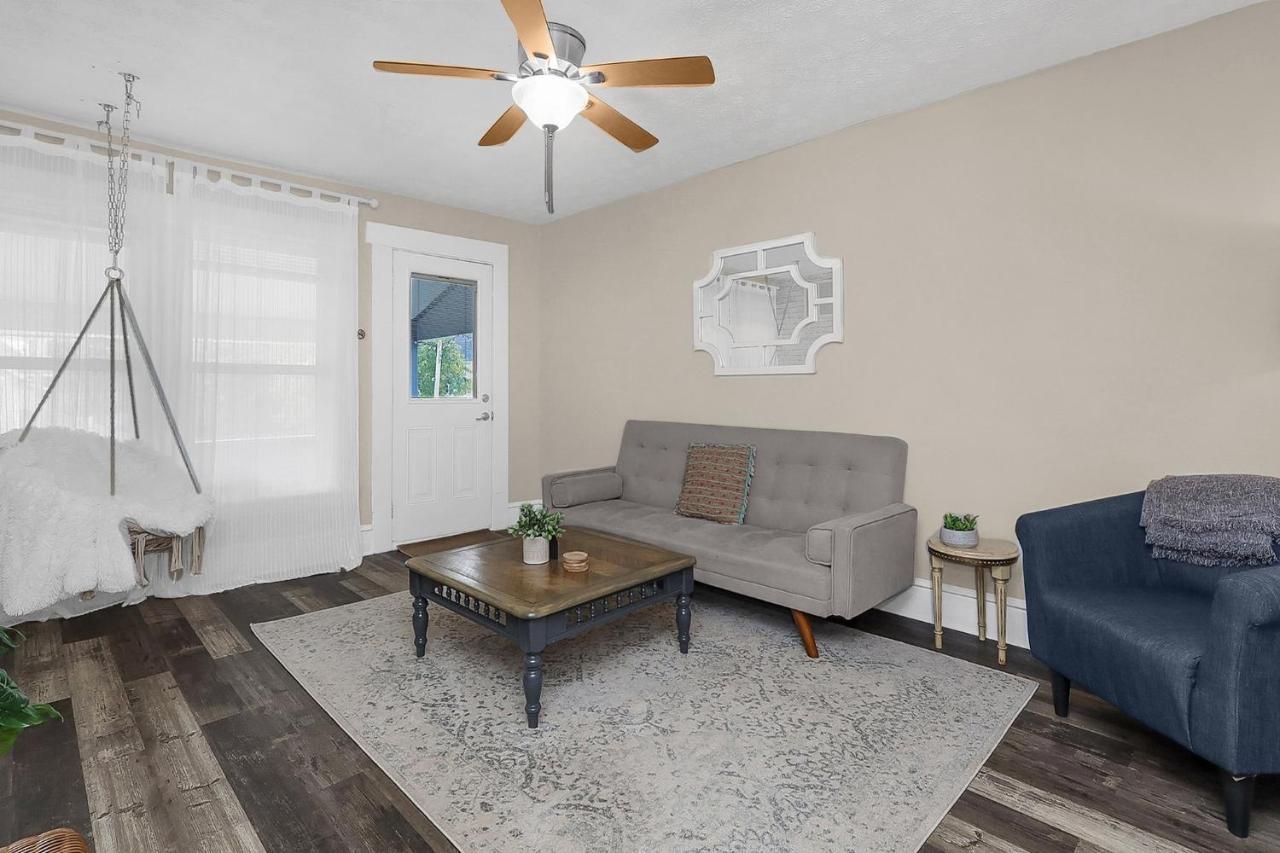Chic 2br Near Dt, 8 Min Walk To Park&conservatory Casa de férias