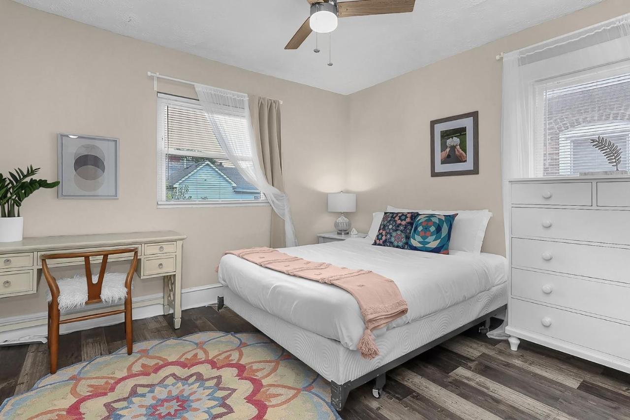 Chic 2br Near Dt, 8 Min Walk To Park&conservatory Casa de férias