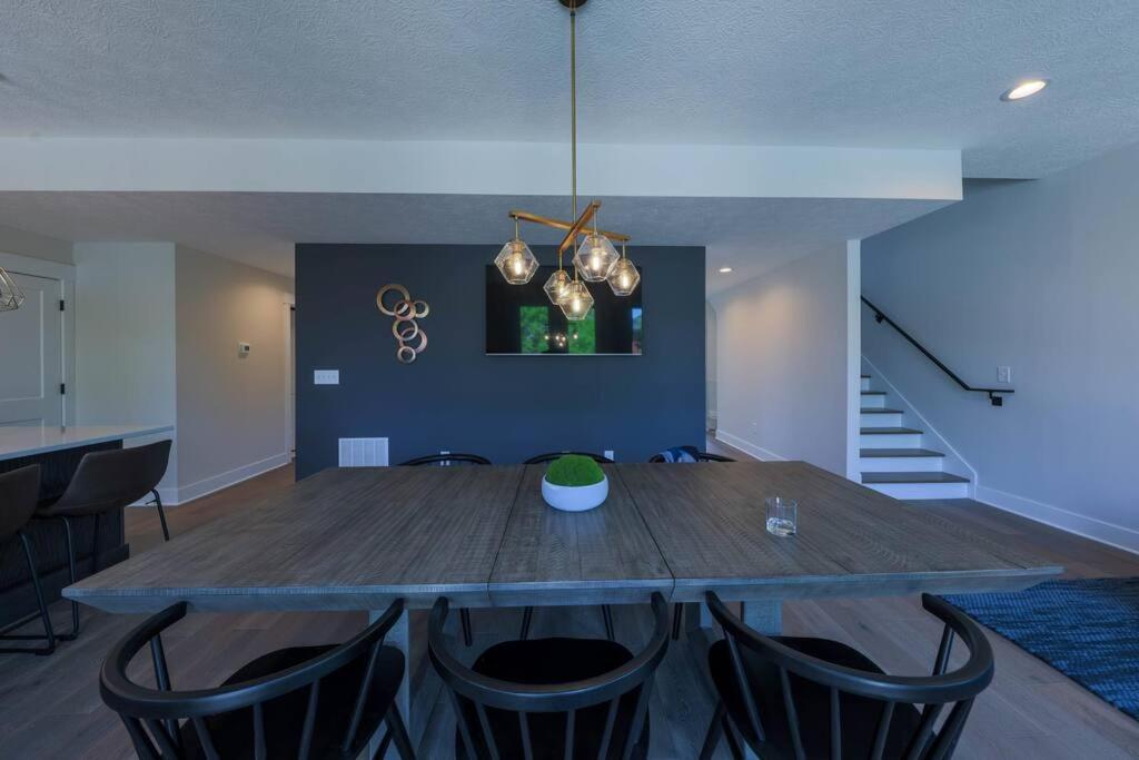 Luxury Getaway At The Village * Columbus
