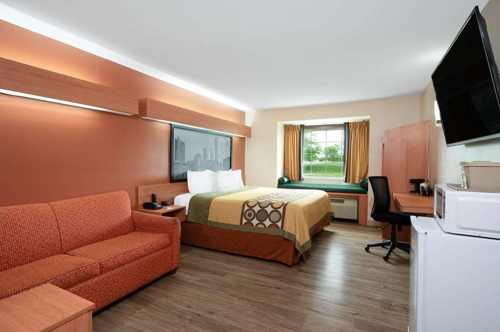 Super 8 By Wyndham West