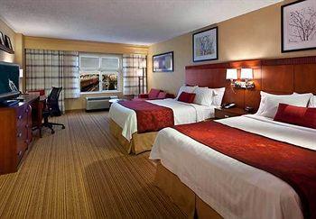 Courtyard Easton 3*