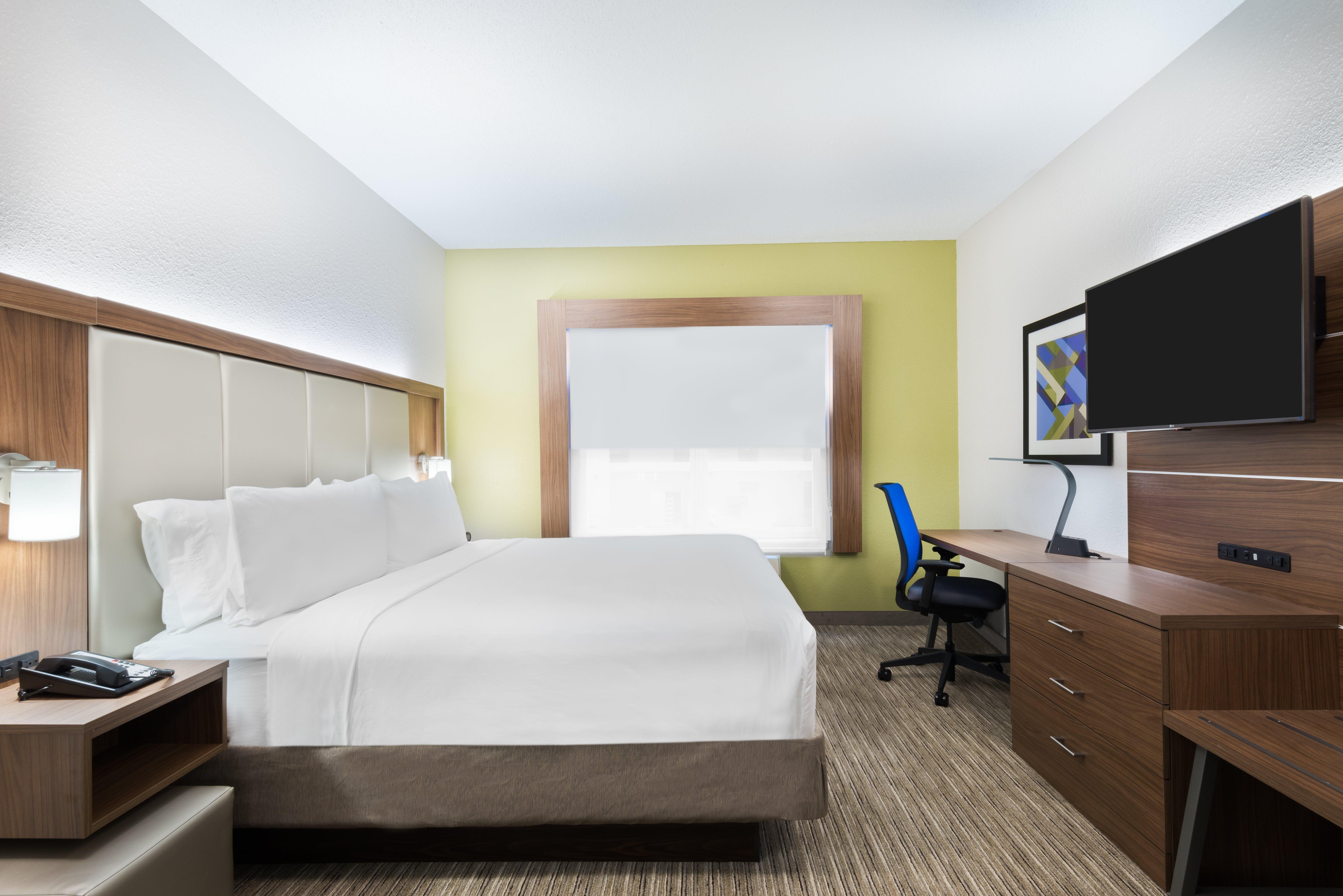 Express & - Airport East By Ihg Hotel