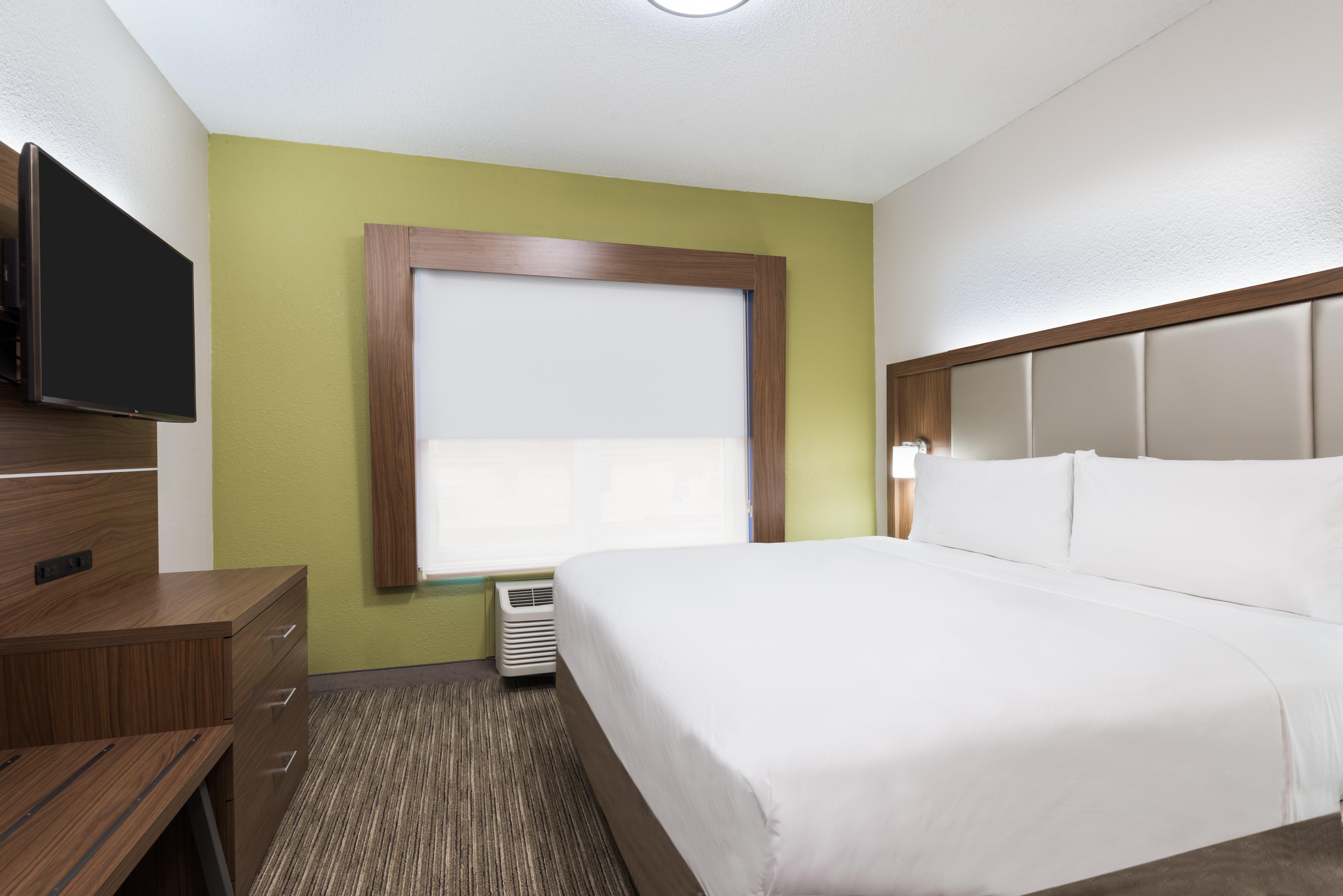 Express & - Airport East By Ihg Hotel