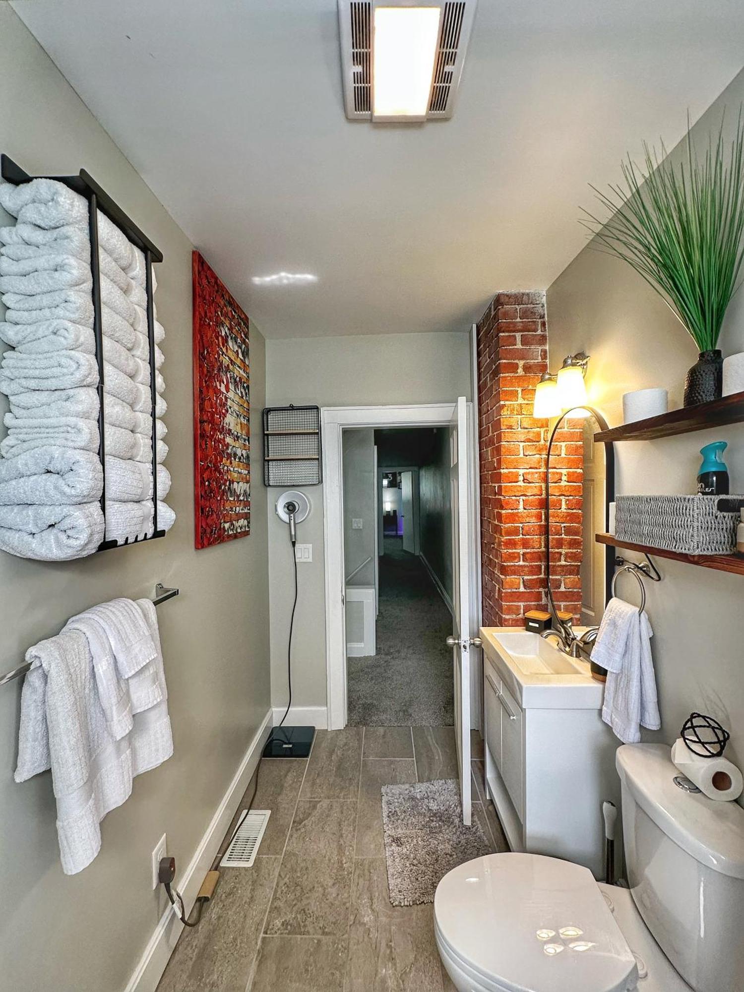 Modern Luxe 3br 1ba With Bar 7