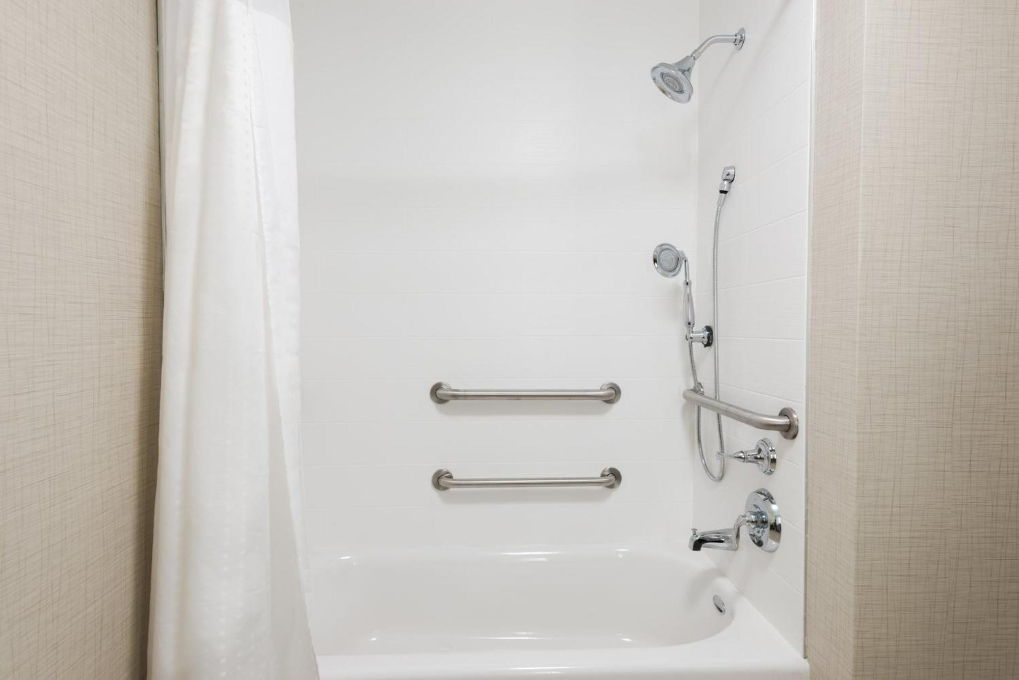 Express & - Airport East By Ihg Hotel