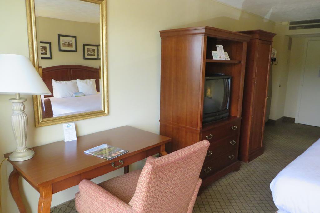 Days By Wyndham Airport 3*
