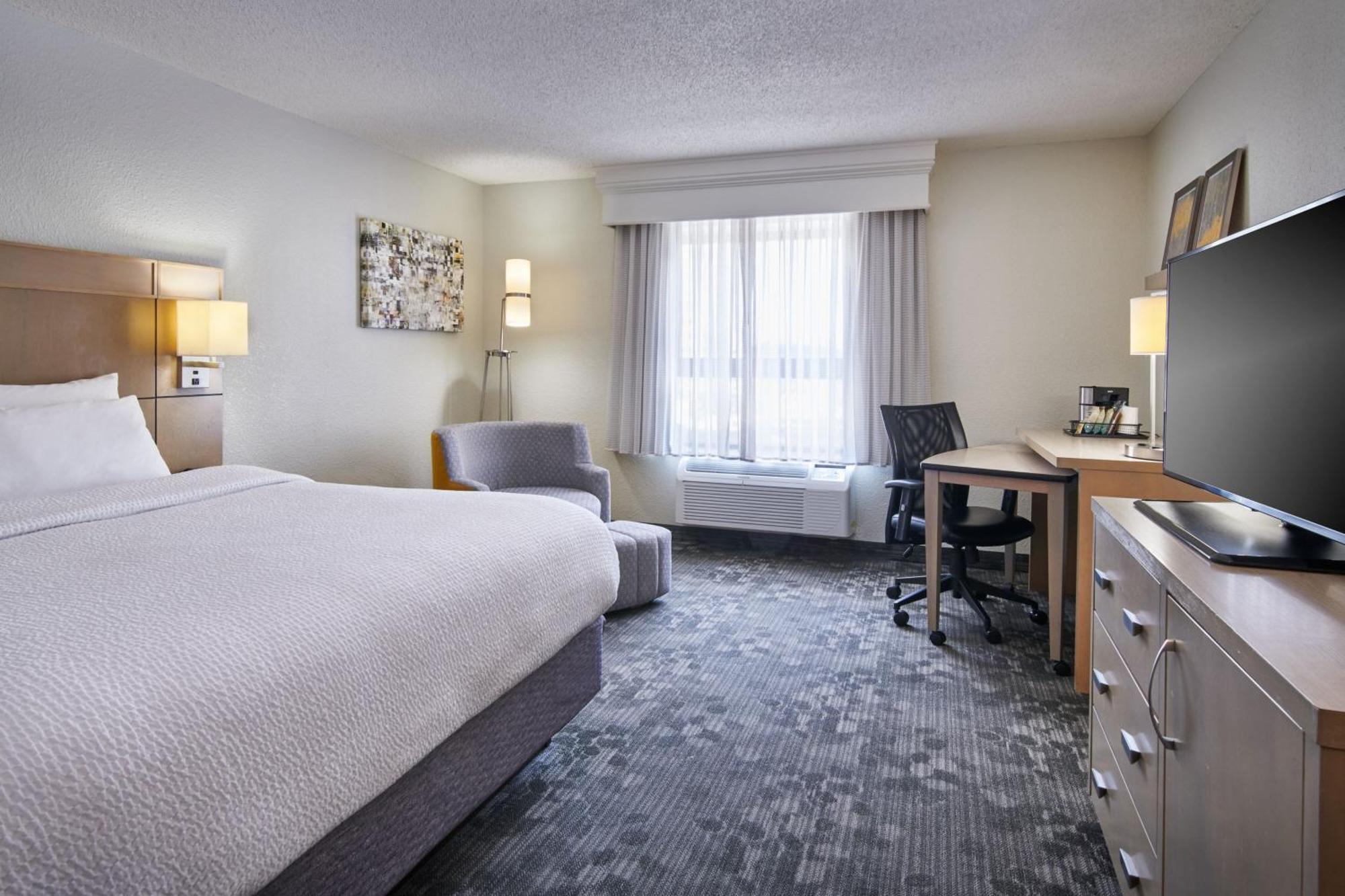 Courtyard Downtown 3*