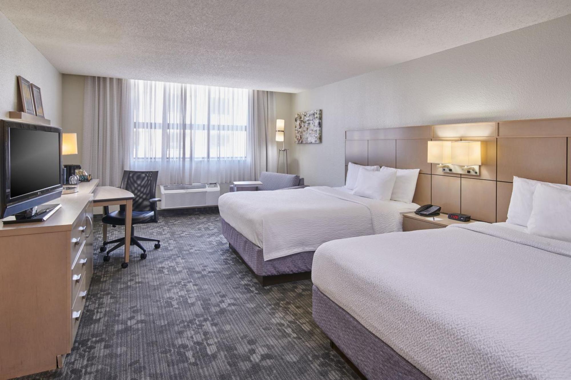 Courtyard Downtown Hotel 3*