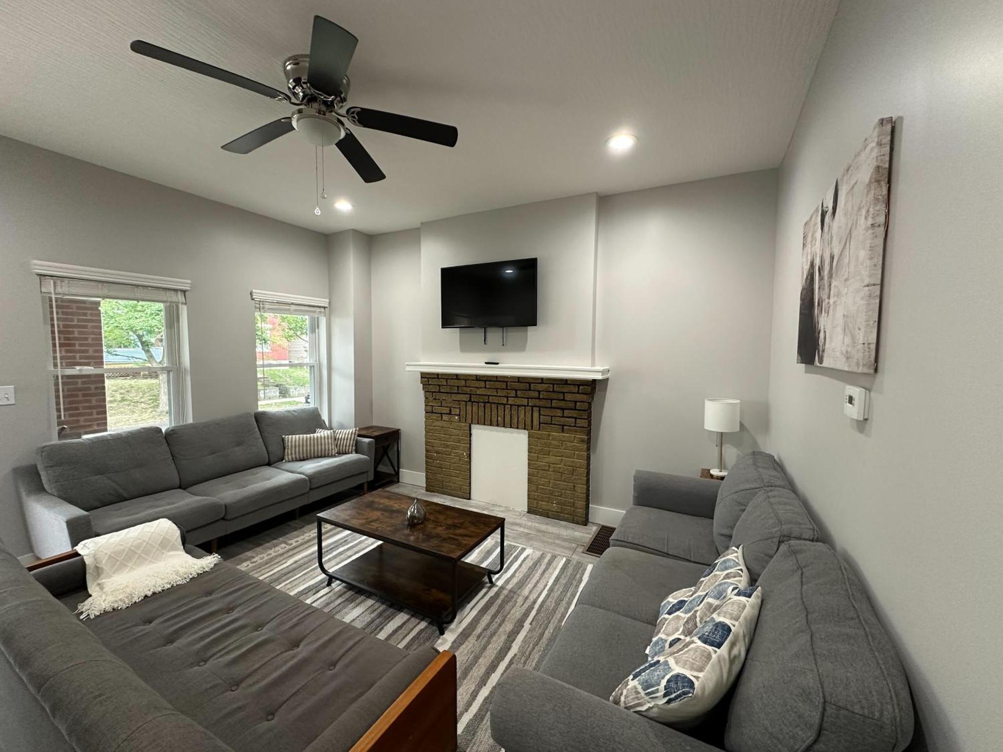 Charming 2br Near Downtown & Attractions Apartment *