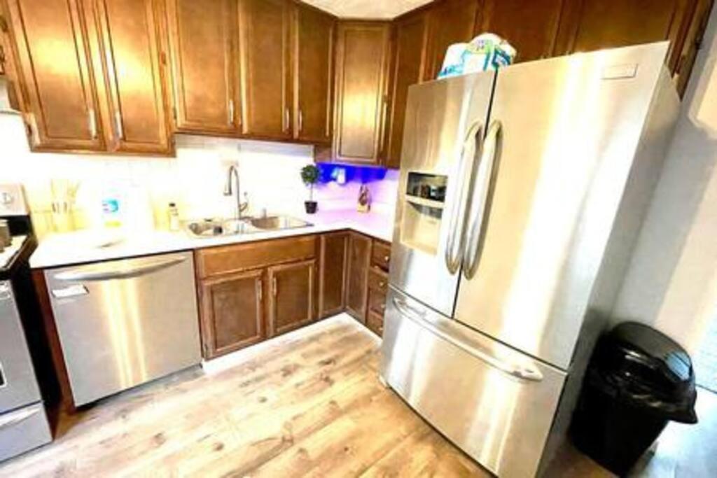 Ranch - 3 Bed - Hot Tub - King Bed - Fenced - Pets - Kids - Wifi *